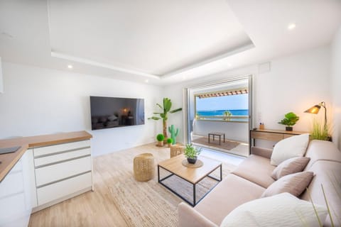 06K1 - Front of the sea-renovated-terraceparking Apartment in Nice