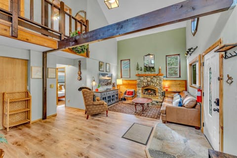 Tahoe City Retreat Forest Views and Fireplace House in Tahoe City