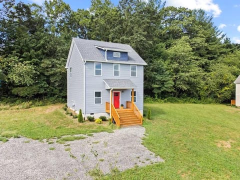 Open w Water & Power- 10 min to Asheville! House in Woodfin