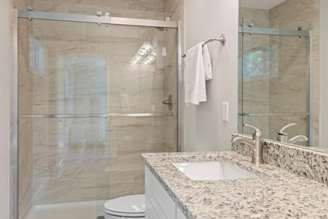 Open w Water & Power- 10 min to Asheville! House in Woodfin