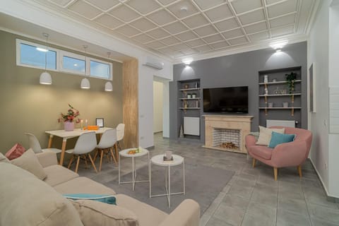 TV and multimedia, Living room, Seating area, Dining area