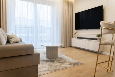 Communal lounge/ TV room, TV and multimedia, Living room, Seating area, Evening entertainment