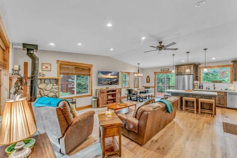 Tahoe Retreat with Scenic Views and Spacious Deck House in Kingswood Estates