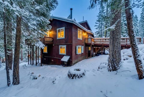 Tahoe Retreat with Scenic Views and Spacious Deck House in Kingswood Estates