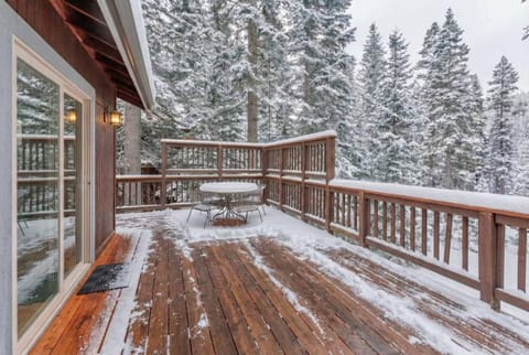 Tahoe Retreat with Scenic Views and Spacious Deck House in Kingswood Estates