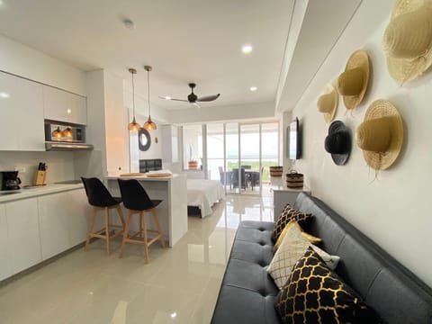 Kitchen or kitchenette, minibar