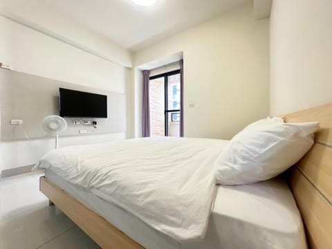 TV and multimedia, Photo of the whole room, Bedroom