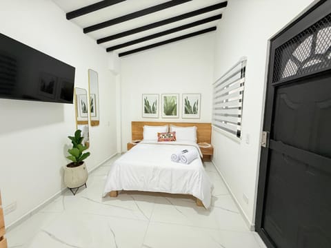 Bed, TV and multimedia, Photo of the whole room, Bedroom, towels