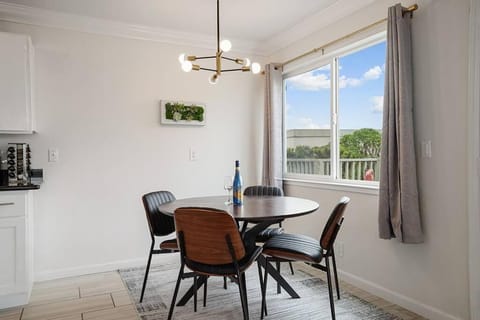 Charming 2Beds with Mountain & Ocean Views Apartment in Pacifica