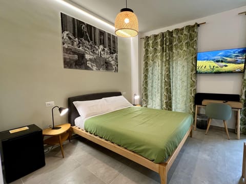 Bed, TV and multimedia, Photo of the whole room, Bedroom