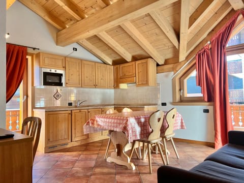 Kitchen or kitchenette, Living room, Seating area, Dining area, stove