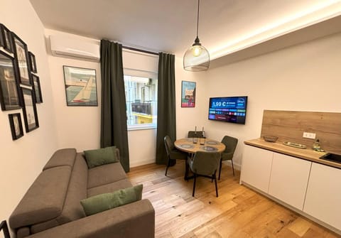 Kitchen or kitchenette, Living room