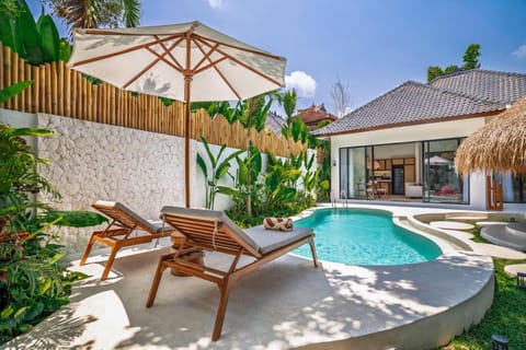 Property building, Patio, Swimming pool, Swimming pool, sunbed