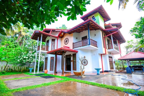 Property building, Day, Garden, Garden view, Street view
