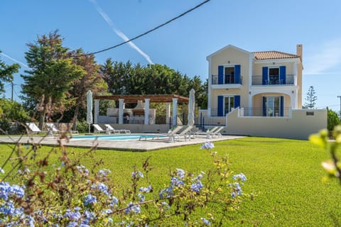 Property building, Spring, Day, Natural landscape, Garden, Garden view, Pool view, Swimming pool, sunbed