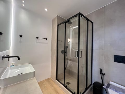 BlueMotion - CruiseNest Complex Apartment in Pireas