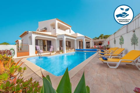 Property building, Patio, Day, Pool view, Swimming pool, sunbed