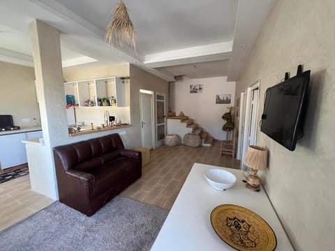 TV and multimedia, Kitchen or kitchenette, Seating area, Bedroom