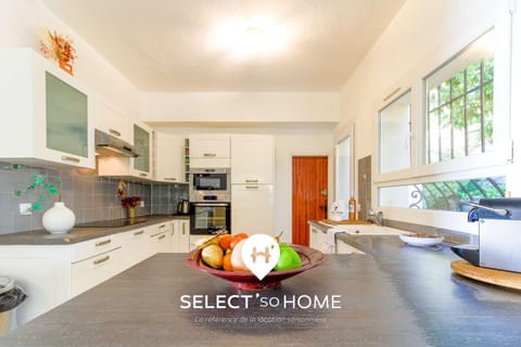 Kitchen or kitchenette, Dining area, Food, oven, stove