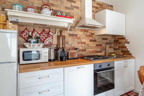 Coffee/tea facilities, dishwasher, oven, stove, toaster