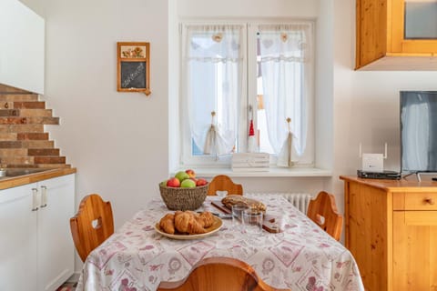 Kitchen or kitchenette, Dining area, stove