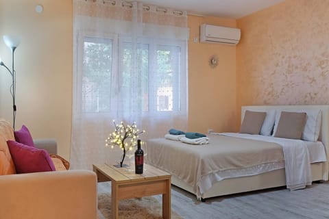 Bed, Day, Bedroom, towels, air conditioner