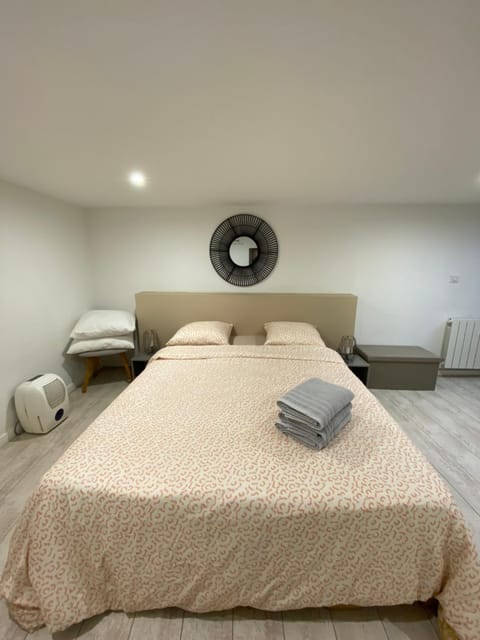 Bed, Bedroom, towels
