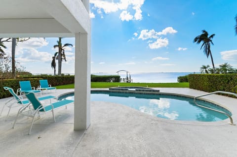 Luxury Private Beachfront Retreat Pool Game Room House in Bayshore Gardens