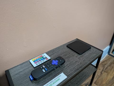 R3 - Cozy Small Double - City & Beach Access, WIFI, Free Parking, Bus Stop 50ft From House - Self Catering Vacation rental in Swansea