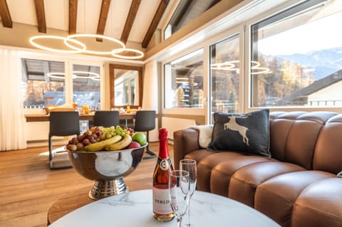 Living room, Food and drinks, Seating area, Drinks