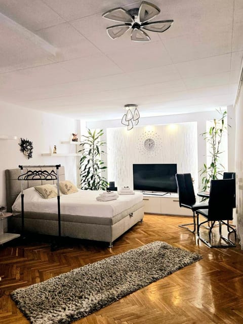 Bed, TV and multimedia, Bedroom