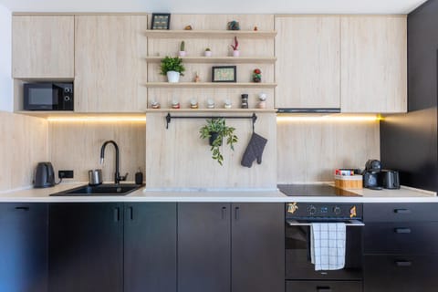 Coffee/tea facilities, Kitchen or kitchenette, stove, toaster