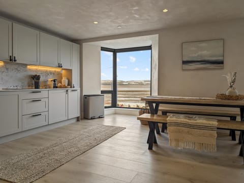 Restaurant/places to eat, Spring, Day, Night, Neighbourhood, Natural landscape, Winter, Summer, Children play ground, Fishing, Golfcourse, Horse-riding, Minigolf, Nightclub / DJ, Kitchen or kitchenette, Other, Seating area, Dining area, Beach, Tennis court, Windsurfing, Canoeing, Hiking, Cycling, Diving, Evening entertainment, Sea view, Sea view, Area and facilities, Swimming pool, Sports, Seasons, Location, Sunrise, ATM, dishwasher, hair dresser, heating, oven, stove