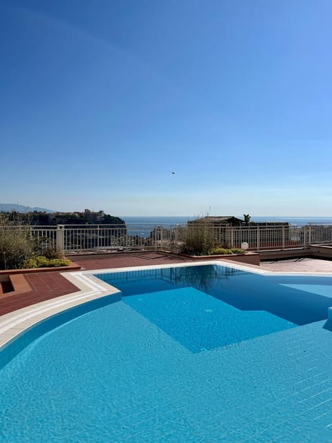 Charmant studio, piscine, vue mer proche Monaco Apartment in Cap-d'Ail