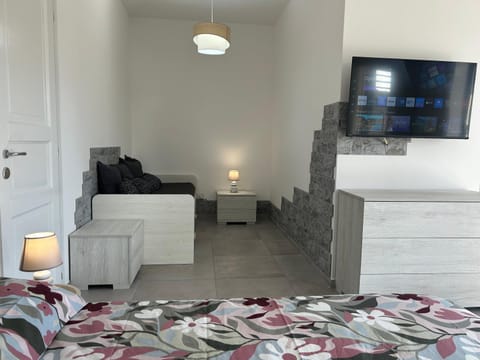 Bed, TV and multimedia, Bedroom