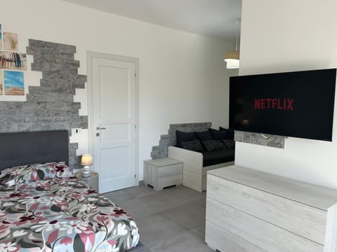 Bed, TV and multimedia, Bedroom