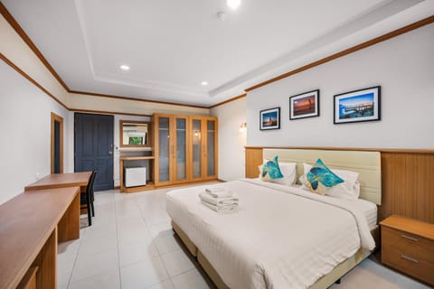 Bed, Photo of the whole room, wardrobe