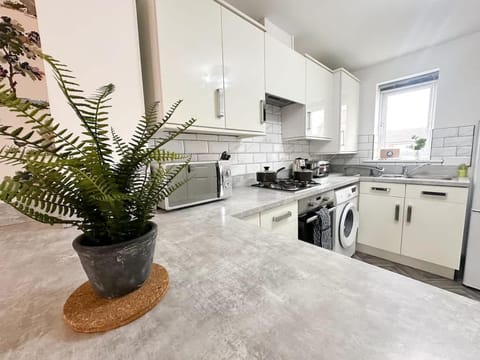 Poppy House by Blue Skies Stays House in England