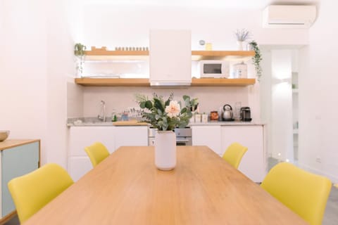 TV and multimedia, Coffee/tea facilities, Kitchen or kitchenette, Living room, Seating area, Quiet street view, dishwasher, heating, microwave, oven, air conditioner
