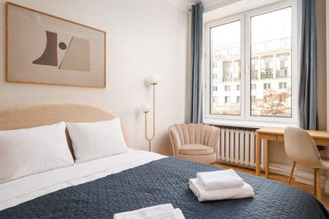 Bed, Photo of the whole room, Seating area, Bedroom, towels