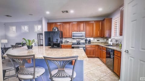 Kitchen or kitchenette, dishwasher, oven