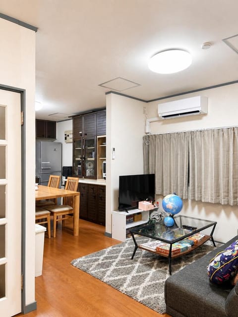Communal lounge/ TV room, TV and multimedia, Kitchen or kitchenette, Living room, Seating area, Dining area, air conditioner