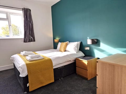 Bed, Bedroom, towels