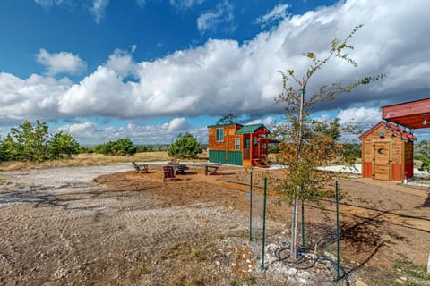 Romantic Tiny House with Views in Harper! Apartment in Rio Grande