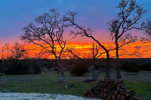 Romantic Tiny House with Views in Harper! Apartment in Rio Grande