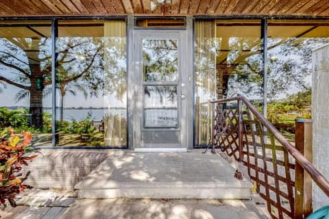 Charming Lakefront Home Hot Tub House in Eagle Lake