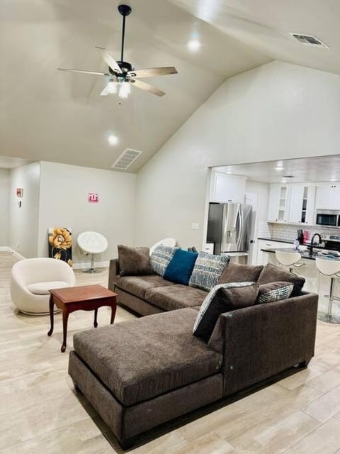 Come n find out! Breathtaking! Villa in Lawton