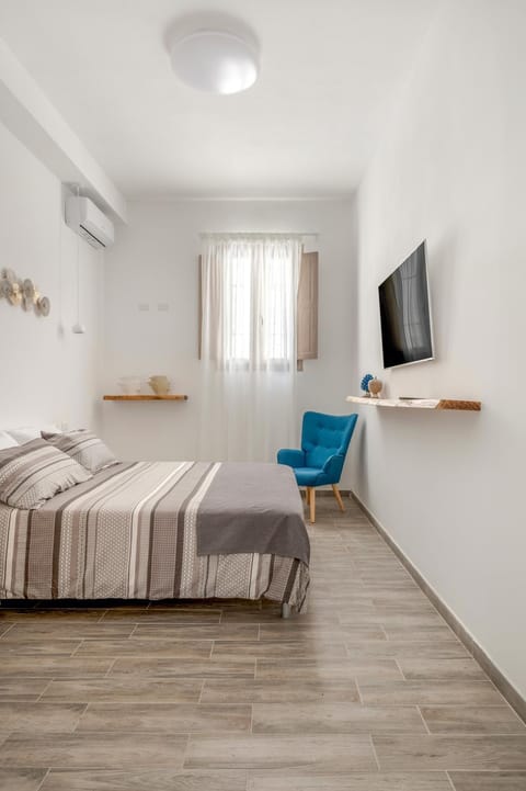 Bed, TV and multimedia, Bedroom