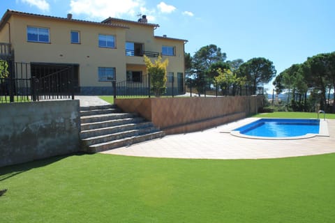 Property building, Facade/entrance, Garden, Swimming pool, Swimming pool