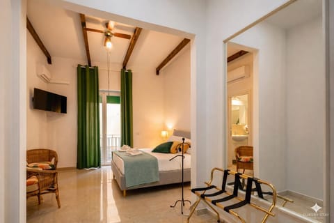 Bed, TV and multimedia, Photo of the whole room, Bedroom